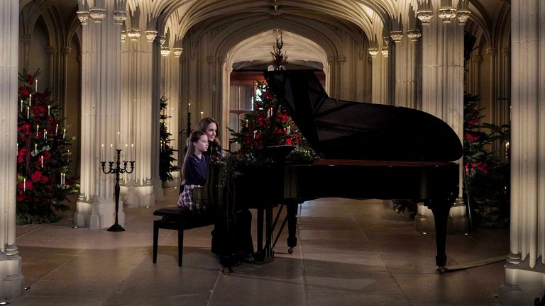 Kate ve Prenses Charlotte, Noel Arifesi şarkı gösterisi için sürpriz piyano düeti gerçekleştiriyor | İngiltere Haberleri