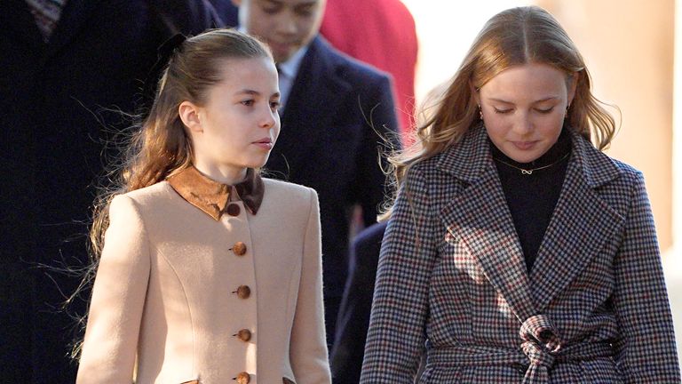 Prenses Charlotte ve Mia Tindall, Noel Günü sabah kilise ayinine katıldı. Resim: PA  