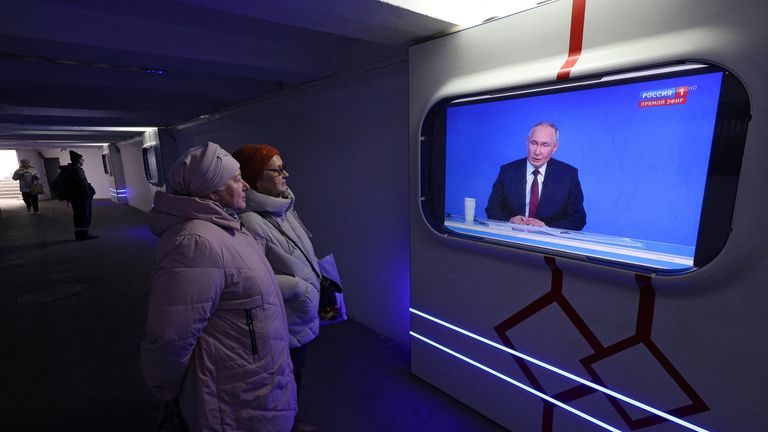 俄羅斯人觀看弗拉基米爾·普京年度新聞發布會的轉播。照片：路透社