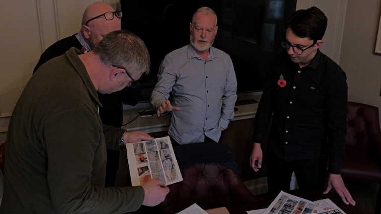 Veteranos do Qarmat Ali mostram fotos e documentos de Michael Drummond da Sky de 2003