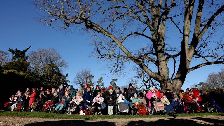 Kraliyet Ailesi Noel Günü törenine katılırken insanlar dışarıda bekliyor. Resim: Reuters 