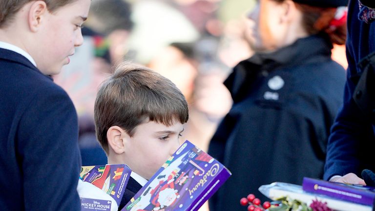 Prens George ve Prens Louis halktan hediyeler alıyor. Resim: PA