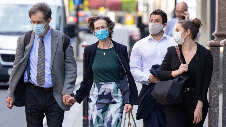 Rodzina Sarah Everard opuszcza Old Bailey w 2021 roku. Fot: PA