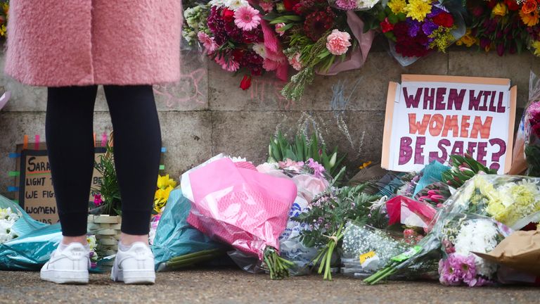 Kwiaty w miejscu pamięci w Clapham Common Bandstand po porwaniu i morderstwie Sarah Everard. Zdjęcie: PA