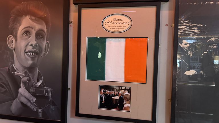 爱尔兰蒂珀雷里郡尼纳的费城瑞恩酒吧里镶着谢恩棺材上的旗帜