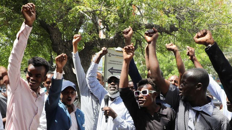 Os somalis reagem depois que Israel se tornou o primeiro país a reconhecer formalmente a Somalilândia. Fotos: Reuters
