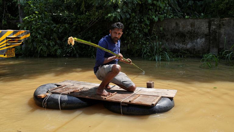 Mężczyzna korzysta z prowizorycznej tratwy na zalanym terenie po cyklonie Ditwah w Kelaniya na Sri Lance. Fot: Reuters