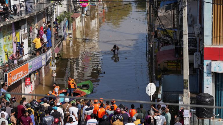Mężczyzna brodzi zalaną ulicą po ulewnych opadach deszczu w Wellampitiya na Sri Lance. Fot: Reuters