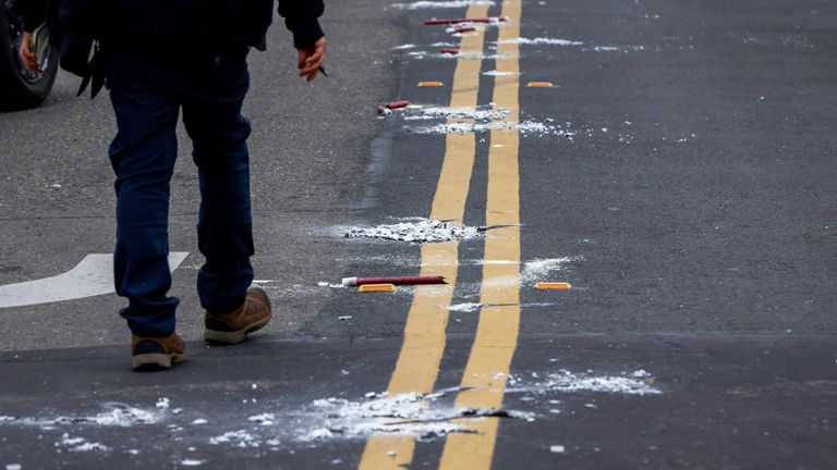 Bir adam, Cumartesi günkü saldırının gerçekleştiği yerin yakınındaki işaret fişeği kalıntılarının yanında yürüyor. Resim: Bronte Wittpenn/San Francisco Chronicle/AP