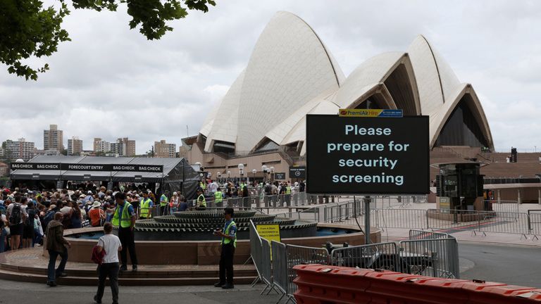 Opera Binası'ndaki bir kontrol noktasının yakınında 'Lütfen güvenlik taramasına hazırlanın' yazan bir tabela asılı. Resim: Reuters
