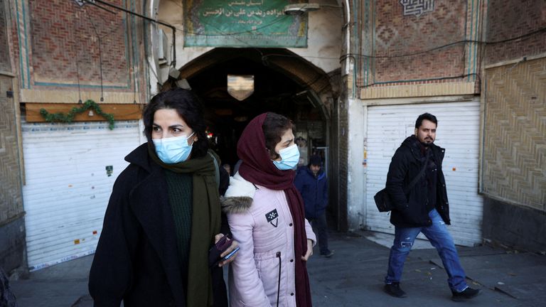 Veel handelaren in Teheran sloten deze week hun winkels, zodat ze de straat op konden gaan om te protesteren. Foto: WANA/Reuters