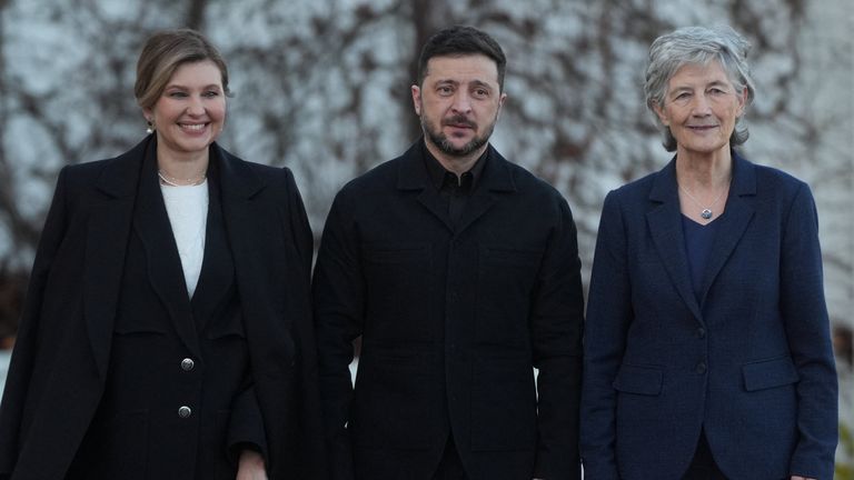 O presidente ucraniano Volodymyr Zelenskyy e sua esposa Olena Zelenska e a presidente irlandesa Catherine Connolly em Dublin. Foto: Reuters