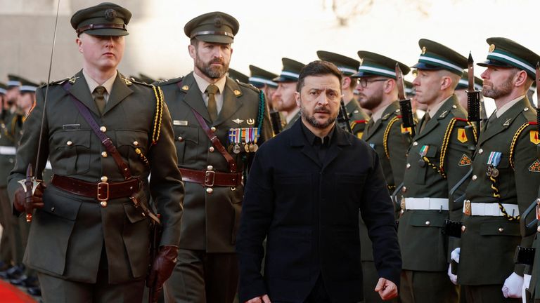 O presidente ucraniano, Volodymyr Zelenskyy, inspeciona uma guarda de honra do exército irlandês. Foto: Reuters