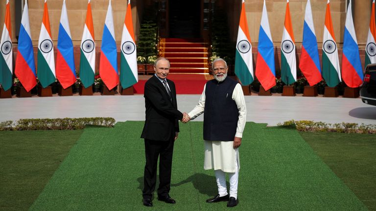 Putin dan Modi menjelang pertemuan mereka di Hyderabad House di New Delhi. Foto: Reuters