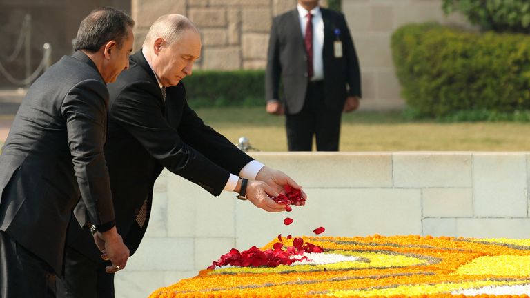 Putin menaburkan kelopak mawar di tugu peringatan Mahatma Gandhi di New Delhi. Foto: Reuters