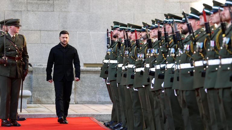 Volodymyr Zelenskyy inspeciona a guarda de honra em prédios governamentais em Dublin. Foto de : PA