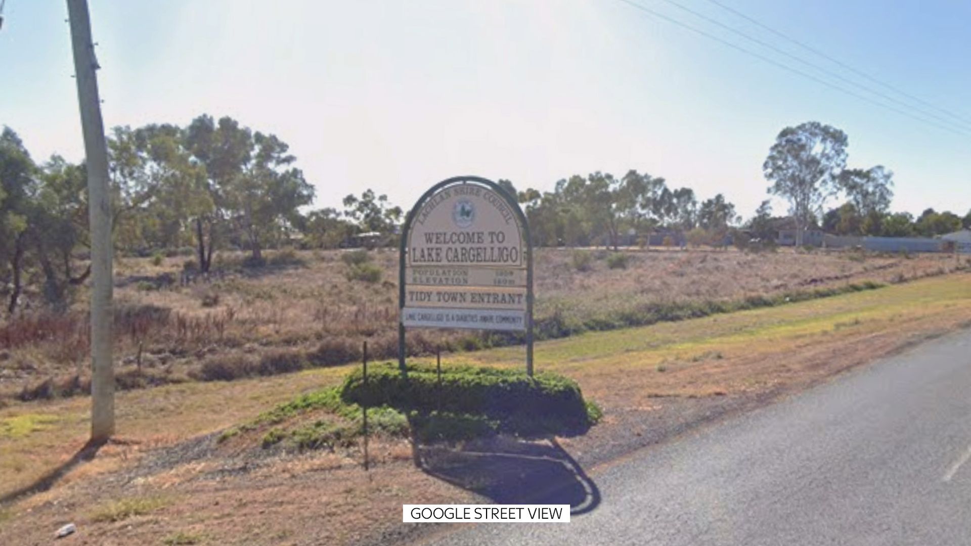 Gunman at large in Australian town after three people shot dead