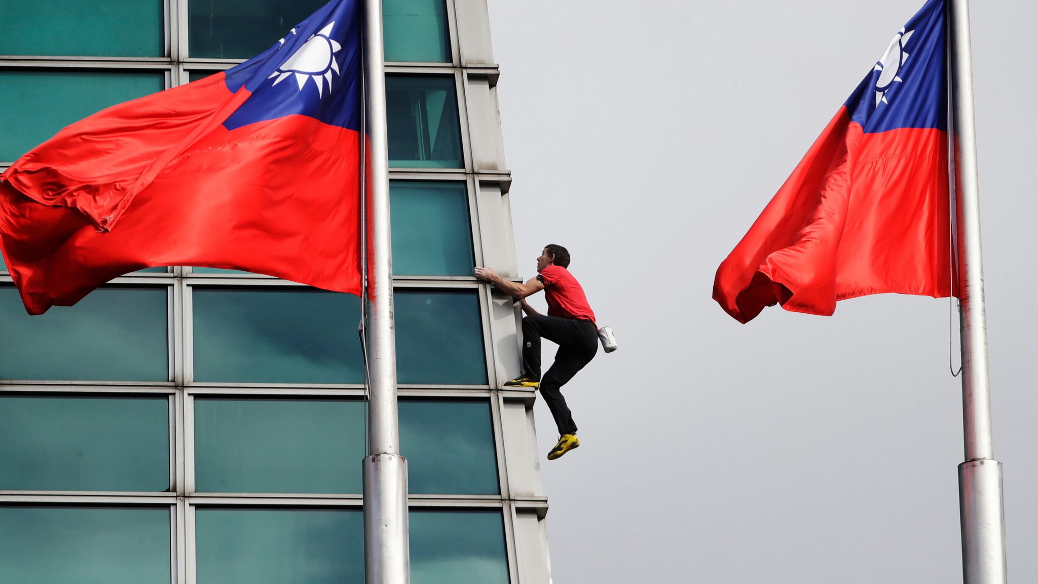 Climber Alex Honnold scales Taipei 101 skyscraper without ropes | World ...
