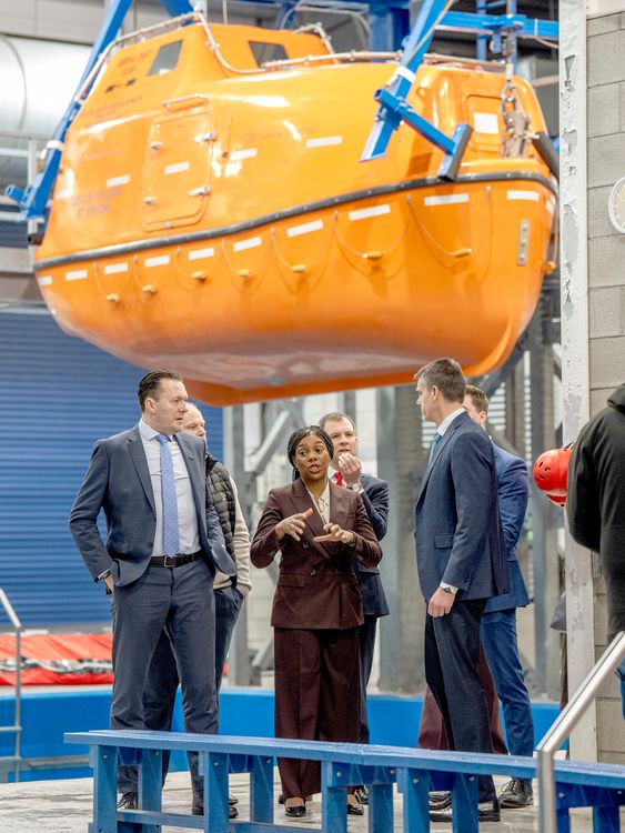 Pani Badenoch z panem Findlayem (po lewej) i szkockim sekretarzem cieni Andrew Bowie (w środku po prawej). Zdjęcie: PA