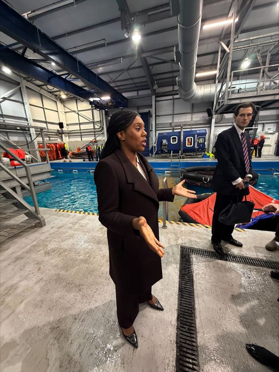 Pani Badenoch rozmawia z mediami