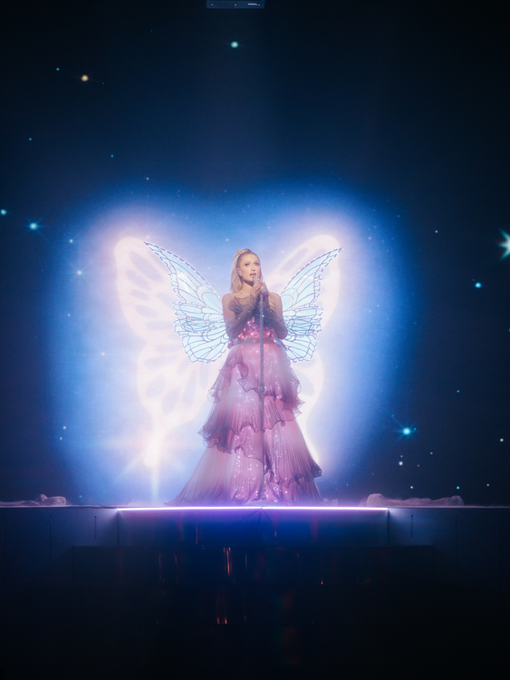 Hilton, Hollywood Palladium'da DEHB adlı şarkısını seslendiriyor. Resim: CinemaLive 