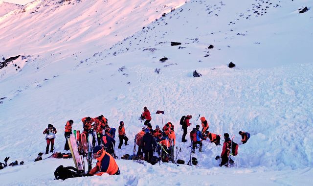 'Eight skiers killed' in Austrian avalanches