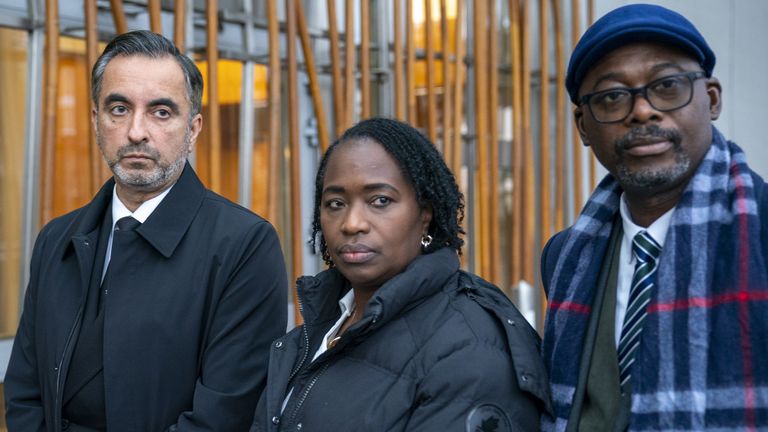 Anwar (z lewej) z siostrą Bayoha, Kadi Johnson i jej mężem Ade Johnsonem. Zdjęcie: PA