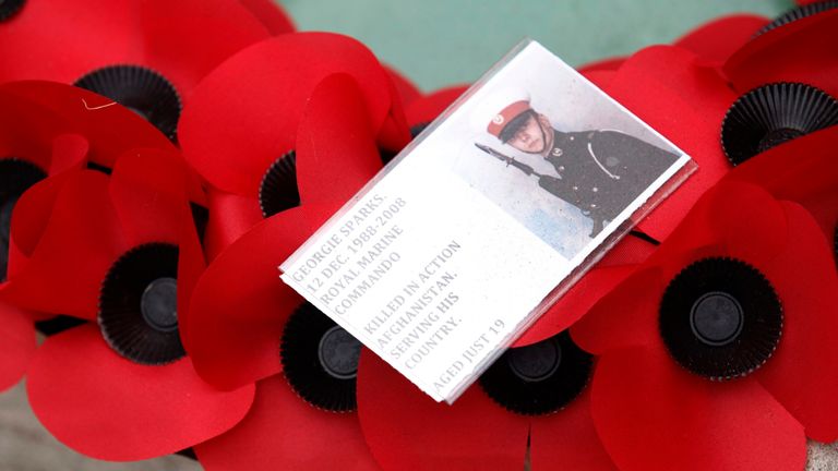 2010 yılında Anıt Mezar'ın yanında Afganistan'da görev yaparken öldürülen bir asker için çelenk. Resim: Reuters