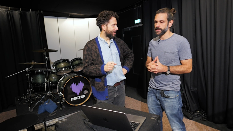 Deezer'dan Romain Hennequin (sağda), AI izlerini tespit etmek için bir algoritma geliştirdi