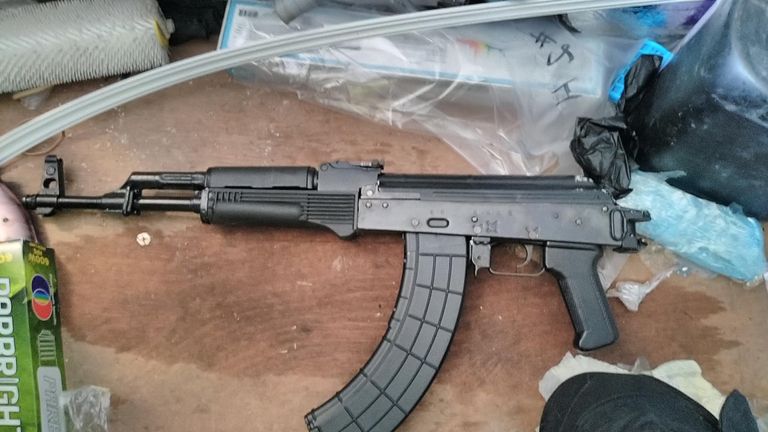 Broń palna krążyła na czacie Encro 1. Zdjęcie: Policja w Greater Manchester