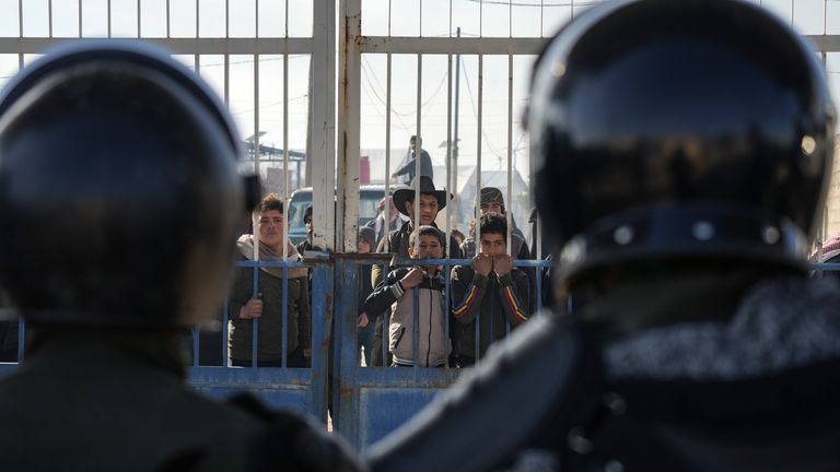 Exército sírio e forças de segurança no campo de Al Hol. Foto: AP