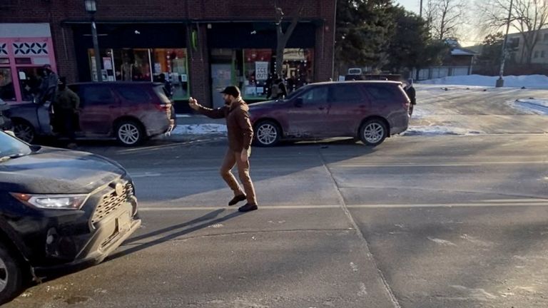 Alex Pretti é visto usando um telefone celular momentos antes de ser morto a tiros. Foto: Reuters