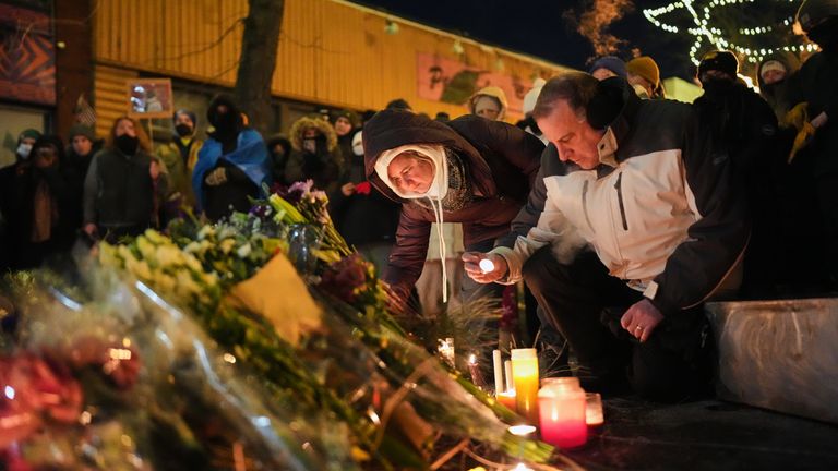 Pessoas se reúnem durante uma vigília em memória de Alex Pretti, 37 anos, que foi baleado e morto por um oficial da Patrulha de Fronteira dos EUA. Foto: AP