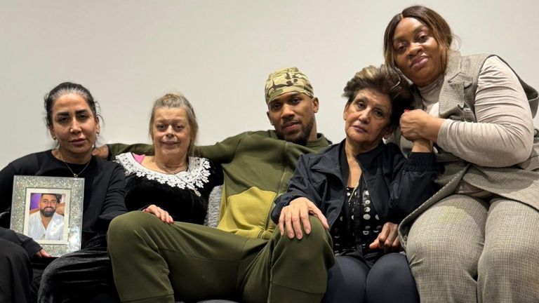 Zdjęcie Anthony'ego Joshuy na Instagramie, na którym widać go z członkami rodziny jego przyjaciół. Zdjęcie: Instagram/Anthonyjoshua