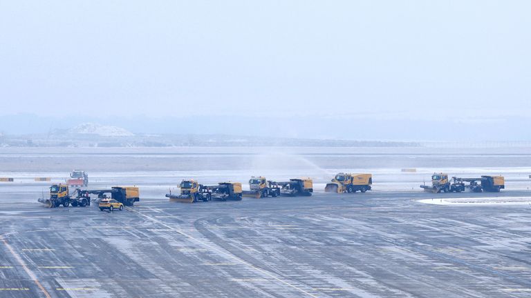 IJzige omstandigheden op de internationale luchthaven van Wenen. Afbeelding: Reuters