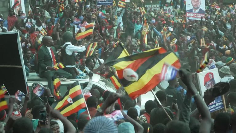 O vinho se move entre um mar de seguidores