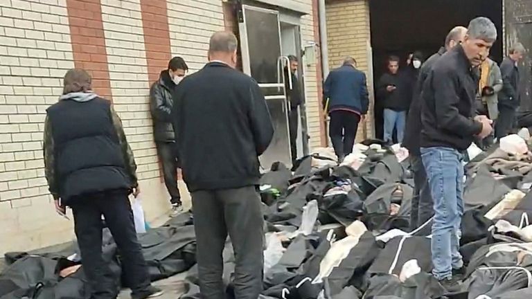 Sacos para cadáveres em frente ao Centro Médico Forense Kahrizak, em Teerã. Foto: Redes sociais/via Reuters