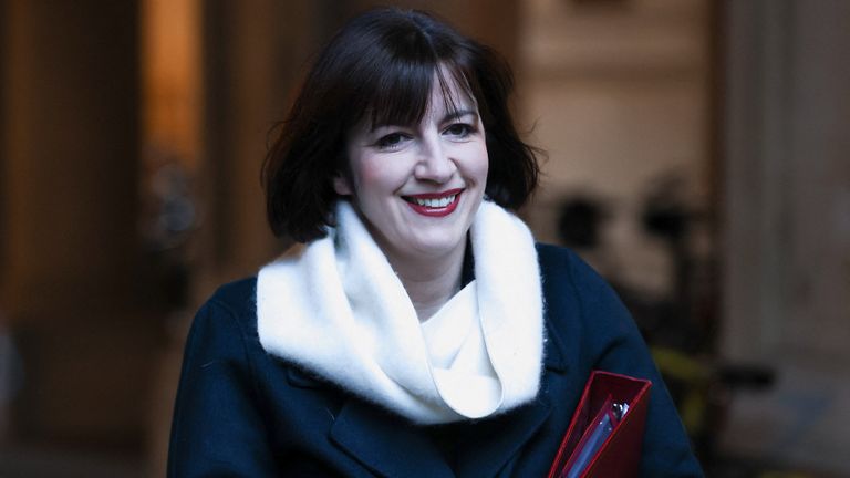 Bridget Phillipson stwierdziła, że ​​szkoły powinny być miejscami wolnymi od telefonów przez cały dzień szkolny. Fot: Reuters