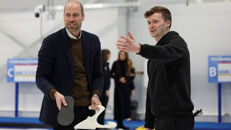 Bruce Mouat yakın zamanda Prens William ve Galler Prensesi'ne curling'in tadını verdi. Resim: Reuters