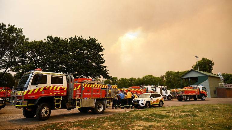 Seymour, Victoria yakınlarındaki itfaiye araçlarının üzerinden duman yükseliyor. Resim: AAP/Reuters