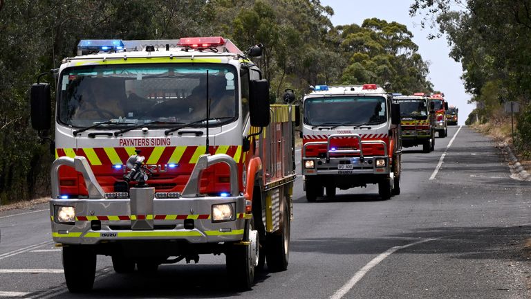 İtfaiye araçları Longwood'daki en büyük yangına doğru ilerliyor. Resim: AAP/Reuters