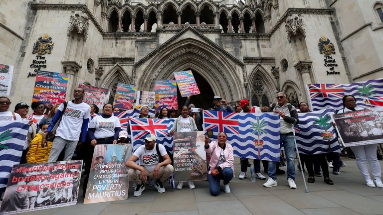 Membros da comunidade chagossiana britânica fora do Supremo Tribunal de Londres, em maio do ano passado. Foto: Reuters