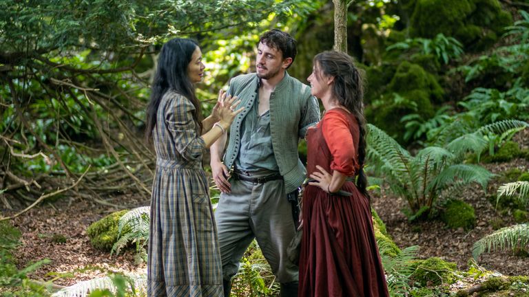 Chloe Zhao z aktorami Paulem Mescalem i Jessie Buckley na planie Hamneta. Fot: Agata Grzybowska/ Focus Features