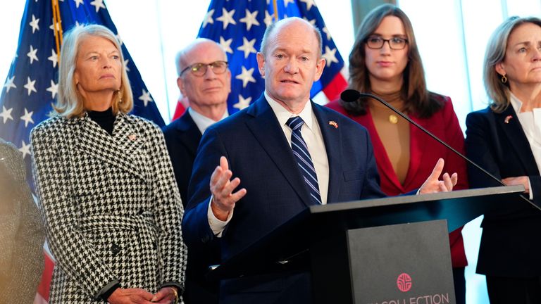 Demokrat senatör Chris Coons, Danimarka ve NATO'ya saygı duyduğunu söyledi. Resim: AP