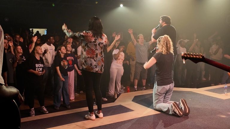 Gençler Beckenham'daki Citygate Kilisesi'ndeki ayine katılıyor