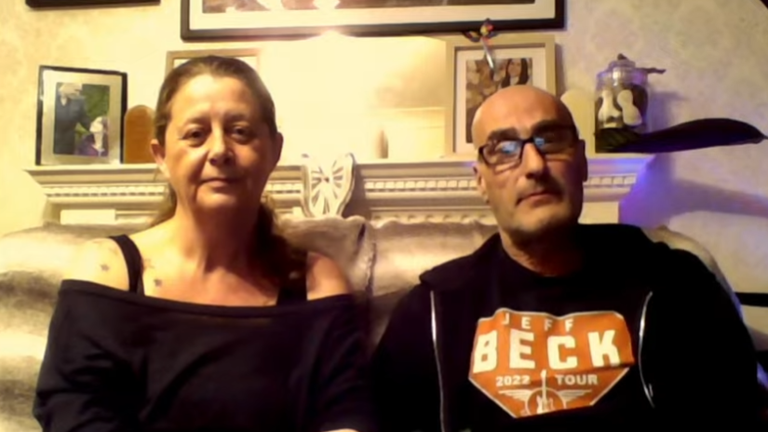 Sığınağı gitmeden önce filme alan Timothy's Travels'ı yöneten Davey Robinson ve Tracy Charlton.