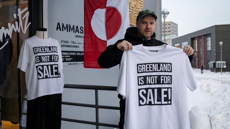 Bir mağaza sahibi David Rogilds, 14 Ocak 2026'da Nuuk, Grönland'da sattığı bir gömleği tutuyor. REUTERS/Marko Djurica