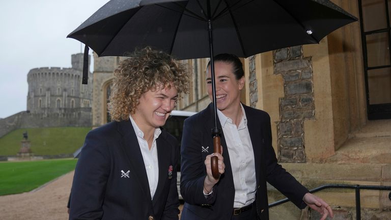 Ellie Kildunne (po lewej), laureatka nagrody MBE. Zdjęcie: PA