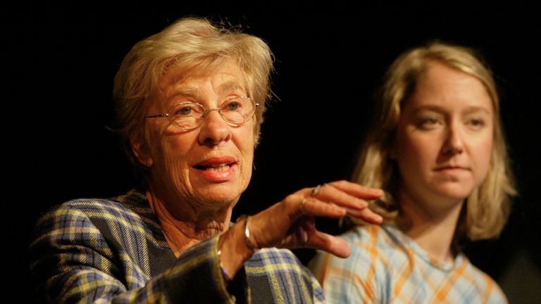 Eva Schloss, Oakland, Kaliforniya'daki Piedmont Ortaokulu öğrencileriyle deneyimleri hakkında konuşuyor. Resim: AP