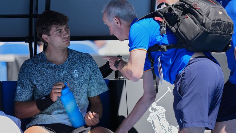 Flavio Cobolli uit Italië wordt behandeld tijdens zijn wedstrijd in de eerste ronde tegen Arthur Fery. Foto: AP